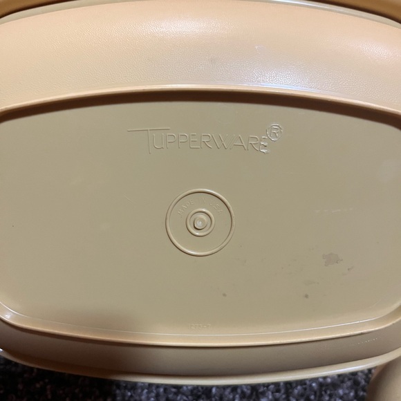 Assorted Tupperware pieces. Cups, canister with lid, serving dish with lid - Picture 3 of 7